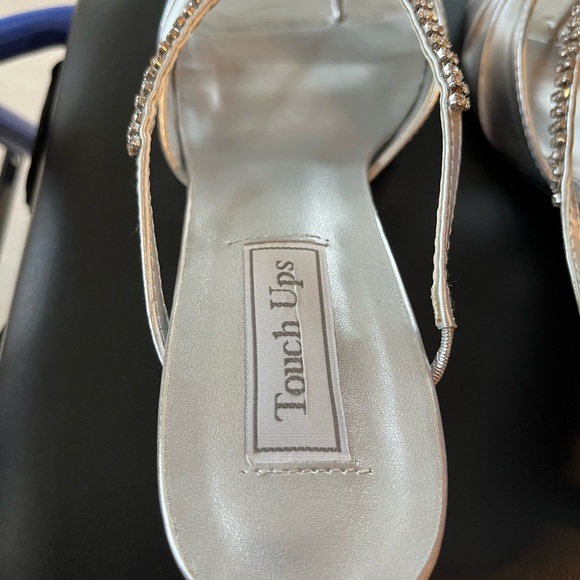 Women’s 9.5W Silver “Phoebe” Slides by Touch Ups - Picture 4 of 5